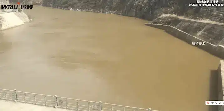 发电站大坝浑浊的水面
