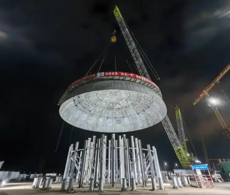 “玲龙一号”吊装中